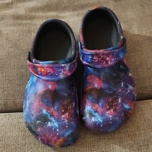 CROCS Galaxy Print Mules